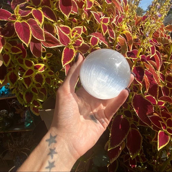Selenite sphere. - Picture 1 of 4